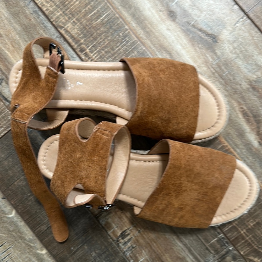 Woman’s size 7 platform sandal